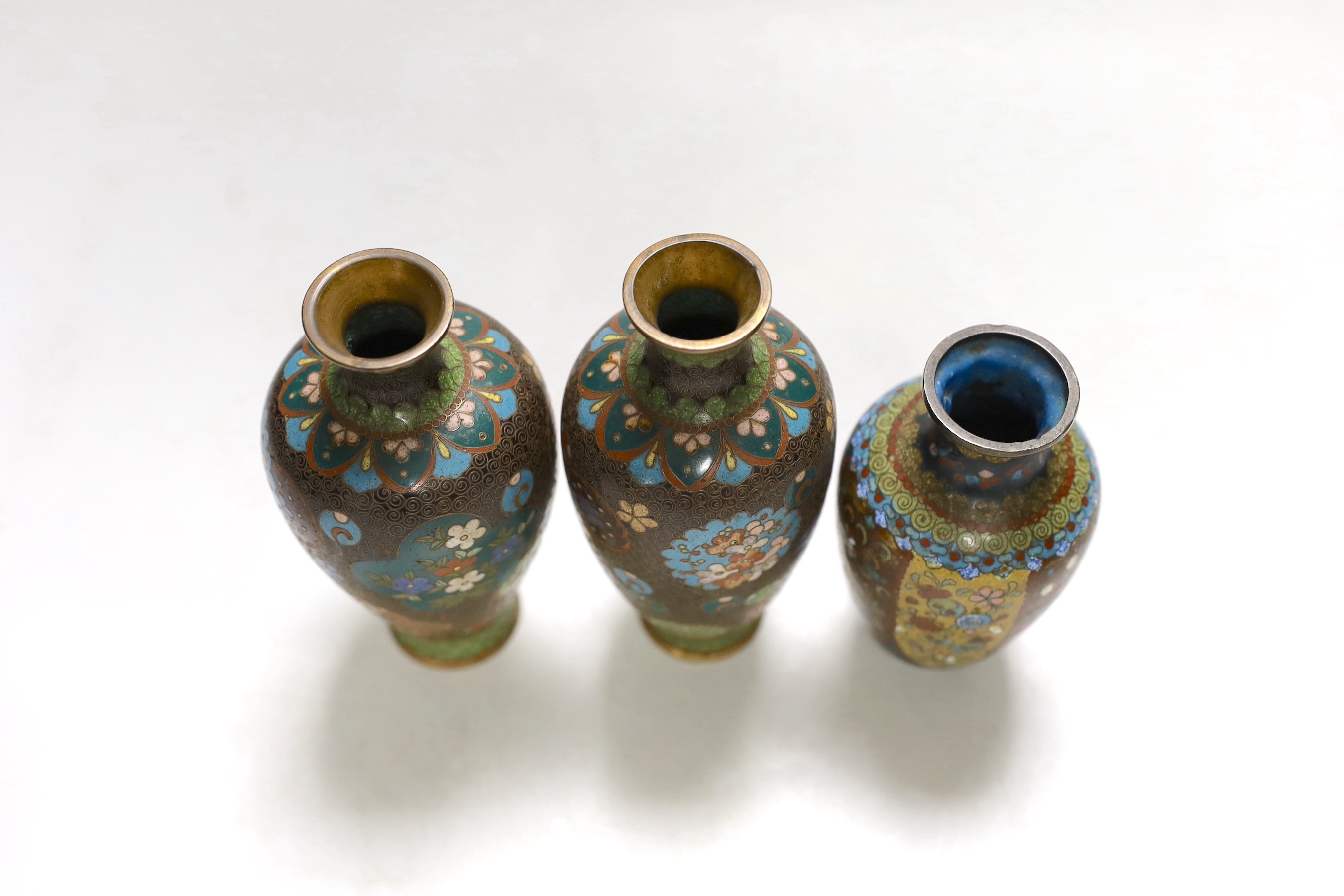 Three Japanese cloisonné enamel vases and two Imari dishes, 21cm long